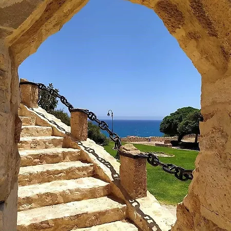 With Stunning Sea Views, Just One Street From The Vendégház